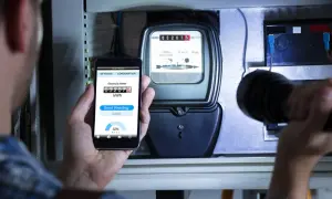 Odczyt licznika energii elektrycznej 32075 kWh. Aplikacja na telefonie pomaga sprawdzić cenę za 3000 kWh.