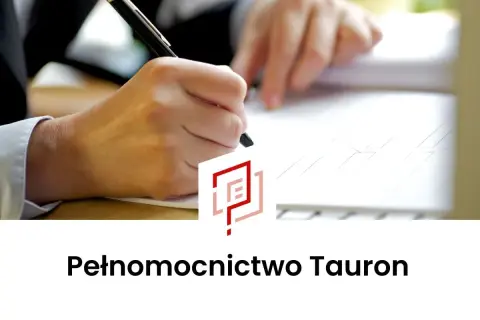 Dłoń pisząca piórem po dokumencie, z logo Tauronu.