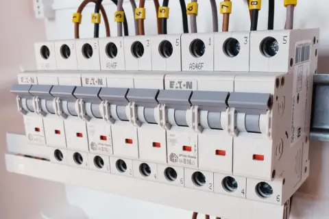 Szyna z bezpiecznikami nadprądowymi i przewodami elektrycznymi.