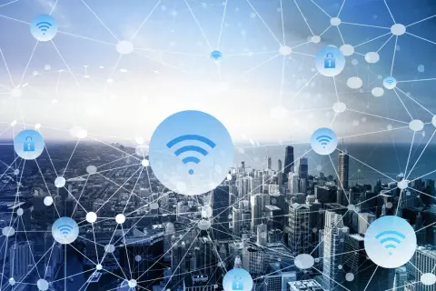Sieć połączeń z ikonami Wi-Fi i kłódki nad panoramą miasta.