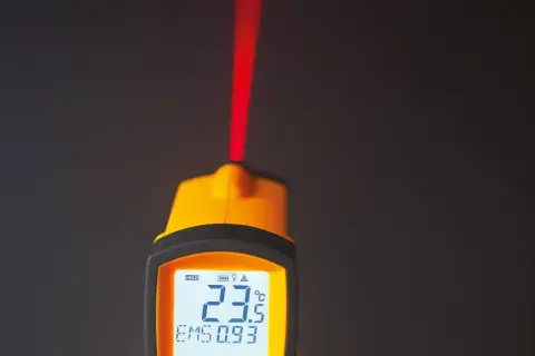 Żółty pirometr z czerwonym laserem i wyświetlaczem pokazującym 23.5°C.