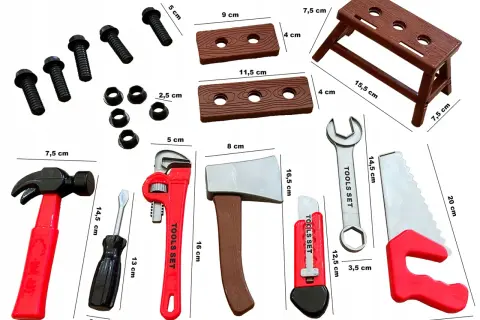 Zestaw zabawek hydraulika: młotek, śrubokręt, klucz, siekiera, piła, nożyk, śruby, nakrętki i stołek.