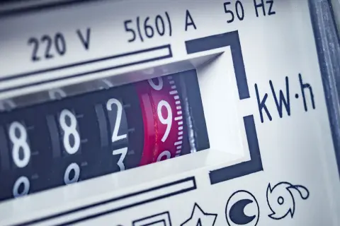 Zbliżenie na licznik energii elektrycznej. Cyfry wskazują zużycie, a obok widnieje napis "kW·h". Szukając informacji o kompensator mocy biernej cena, warto zwrócić uwagę na takie detale.