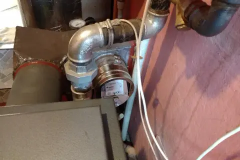 Fragment instalacji kominowej z widocznym regulatorem ciągu.