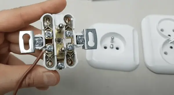 Jak bezpiecznie podłączyć gniazdko elektryczne podwójne i uniknąć błędów