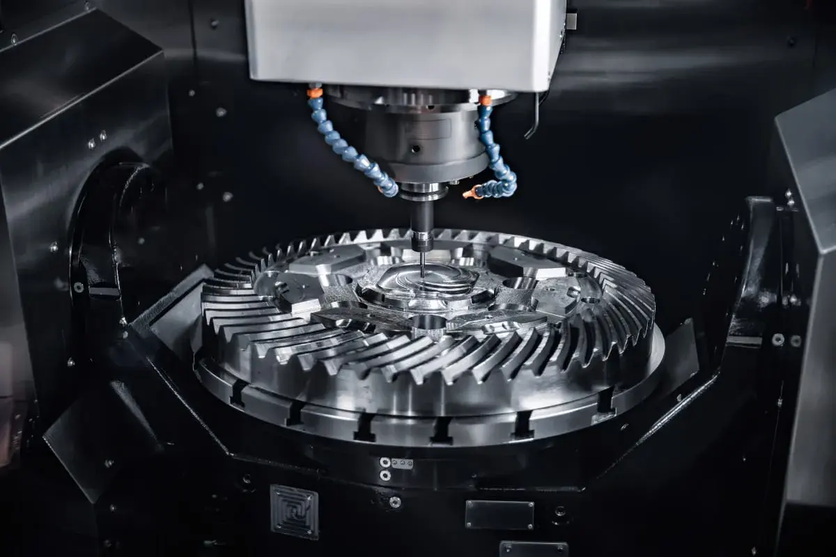 Precyzyjna obróbka metalu na maszynie CNC. Wiertło precyzyjnie kształtuje skomplikowany element, pokazując, co to jest CNC.