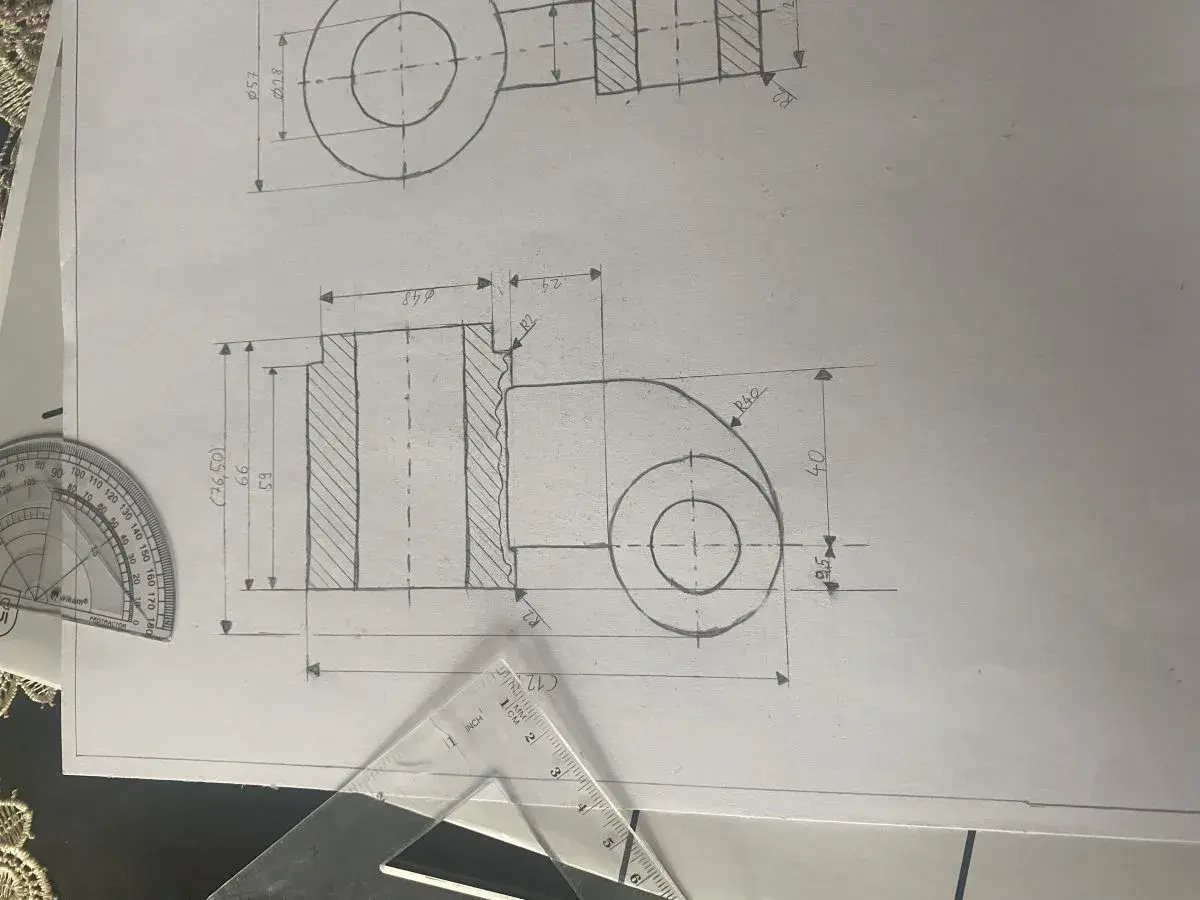 Rysunek techniczny z wymiarowaniem przedstawia detale mechaniczne z zaznaczonymi wymiarami, średnicami i promieniami.