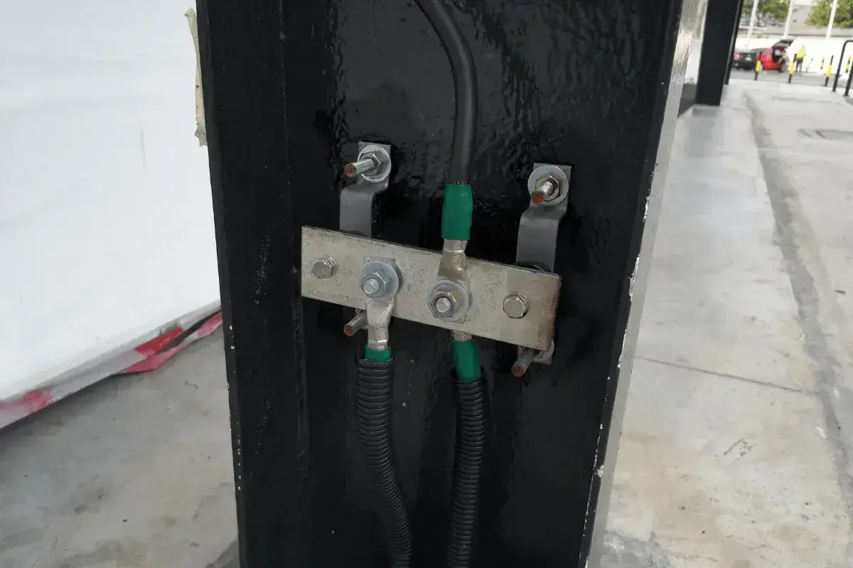 Solidne połączenie przewodów z szyną wyrównawczą, kluczowe dla uziemienia instalacji elektrycznej. Zapewnia bezpieczeństwo.