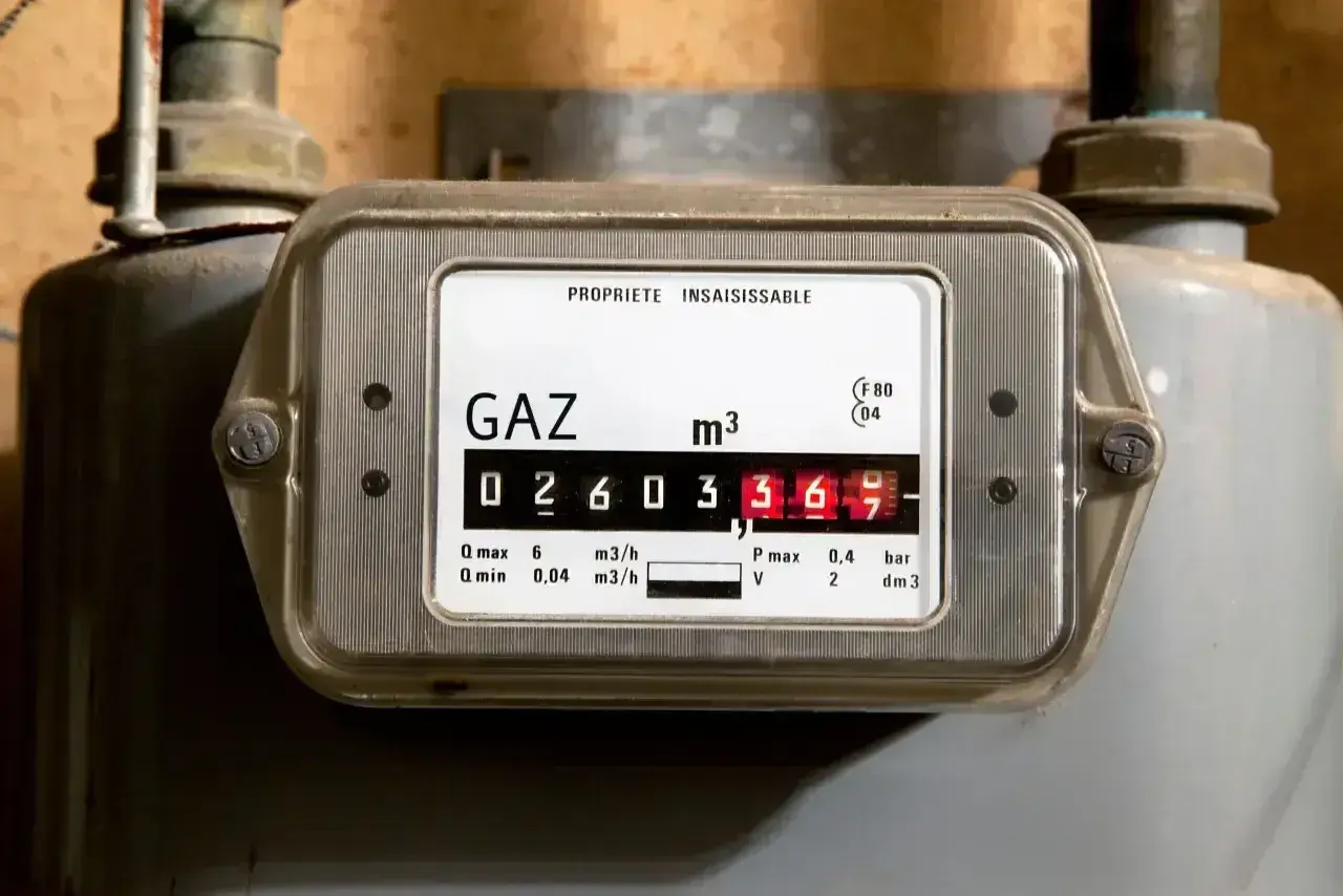 Gazomierz z widocznym licznikiem zużycia gazu. Wartość wskazuje 260336.9 m³. To urządzenie jest kluczowe dla rozliczeń z Tauron gaz.