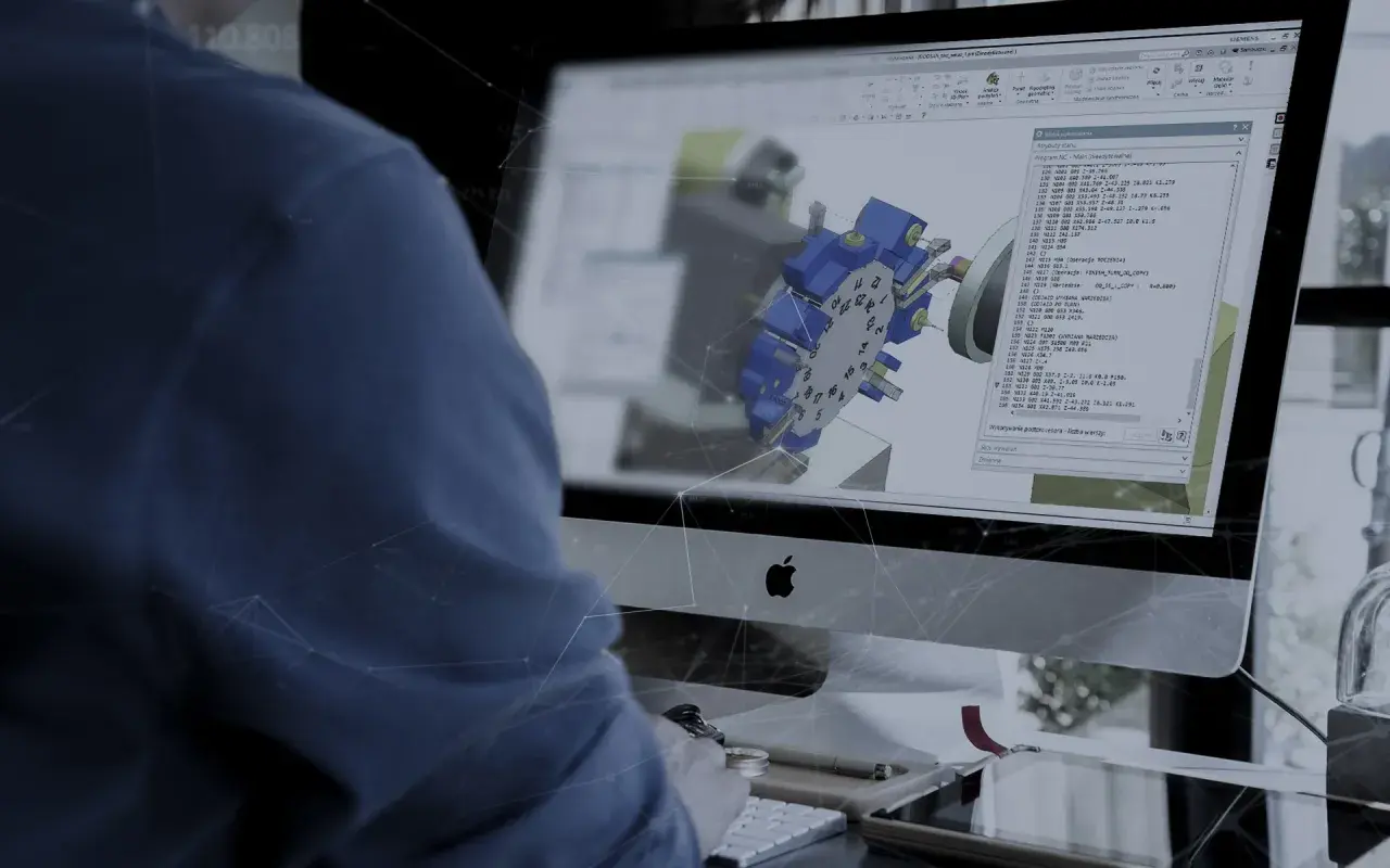 Inżynier pracuje nad projektem w oprogramowaniu CAD/CAM/CAE, tworząc skomplikowany model 3D.
