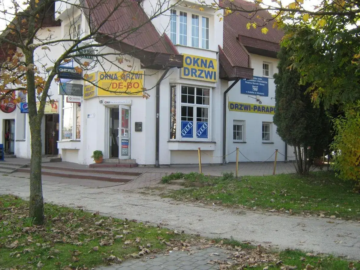 Budynek z żółtymi banerami