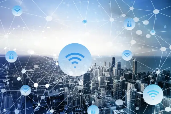 Sieć połączeń z ikonami Wi-Fi i kłódki nad panoramą miasta.