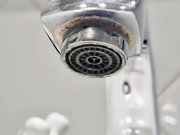 Kamień na kranie? Zobacz, jak odkręcić perlator bez klucza, używając domowych sposobów.