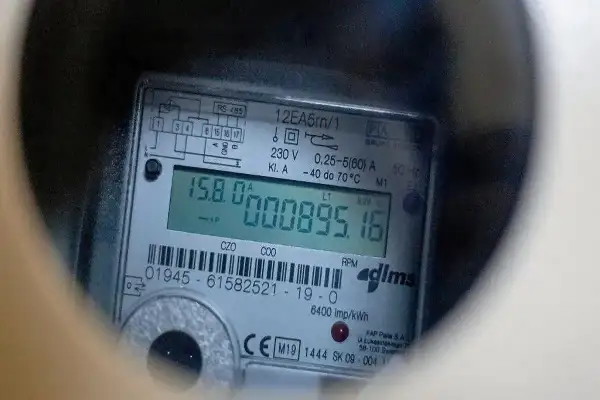 Cyfrowy licznik energii elektrycznej pokazuje 895.16 kWh. Idealny moment na pge doładowanie licznika w weekend, by mieć zapas prądu.