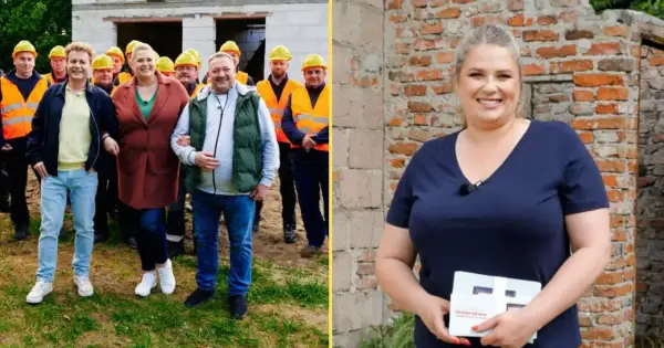 Uśmiechnięci ludzie w kaskach i kamizelkach na budowie, obok kobieta z książką.